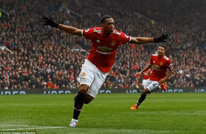 Bàn thắng duy nhất của Martial giúp Man Utd có trọn vẹn 3 điểm. Ảnh: Reuters.