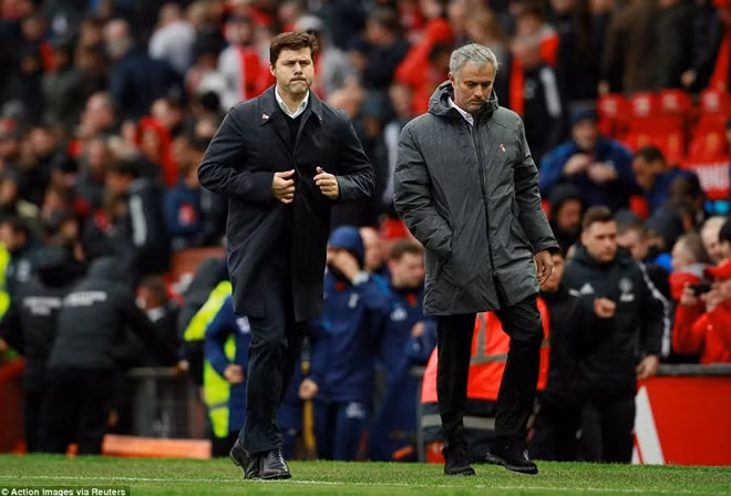 Đội bóng của Mauricio Pochettino và Jose Mourinho đều phải chịu đựng cơn mưa nặng hạt trên sân Old Trafford. Ảnh: Reuters.