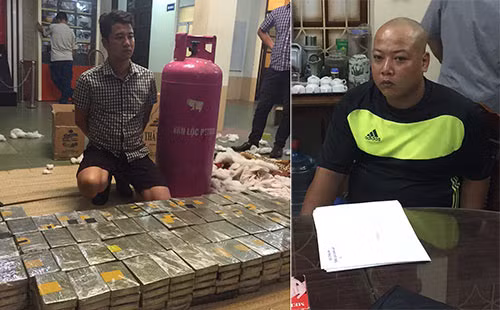 Nguyễn Quốc Hùng cùng 490 bánh heroin và bị can Nghiêm Công Dũng. Nguyễn Quốc Hùng cùng 490 bánh heroin và bị can Nghiêm Công Dũng.