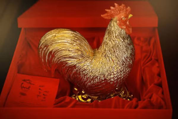 Gà dát vàng là món quà cao cấp. Gà dát vàng là món quà cao cấp.