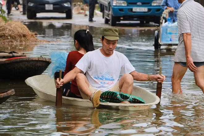 Những chiếc thuyền nhỏ có thể chở tối đa hai người tuy nhiên điều khiển nó đòi hỏi sự khéo léo đáng kinh ngạc nhất là khi di chuyển qua những chỗ ngập sâu.