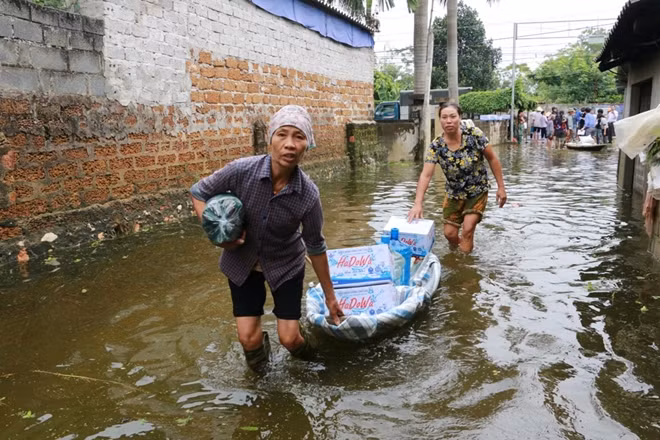 Với việc nước vẫn còn rút chậm, người dân tại Chương Mỹ chắc chắn sẽ phải dùng những phương tiện bất đắc dĩ này trong một thời gian nữa.