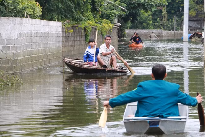 Nước ngập sâu hàng mét nên cách di chuyển khả dĩ nhất là bằng thuyền.