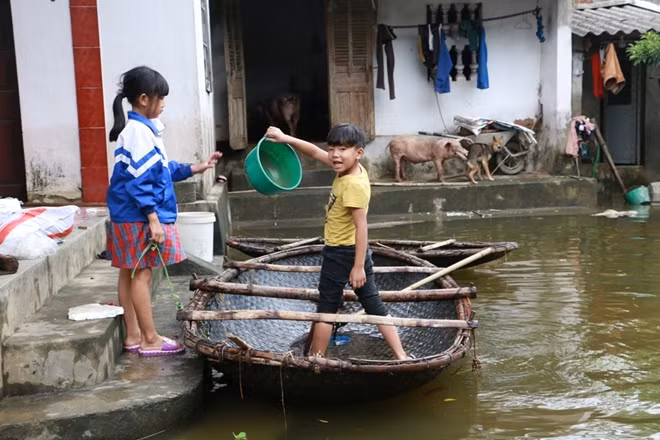 Nhưng kể cả khi nước rút hết thì kinh nghiệm từ đợt lụt này cũng khiến nhiều gia đình tại đây tiếp tục sử dụng những chiếc thuyền này.