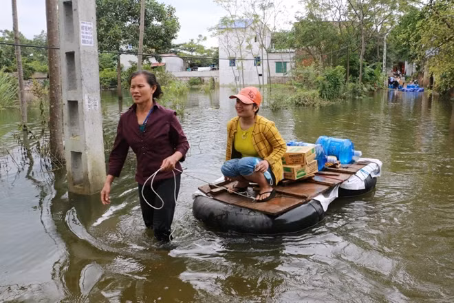 Nhưng có lẽ phổ biến hơn cả có lẽ là phương tiện này. Những chiếc săm xe ô tô được tận dụng để làm phương tiện đi lại trong điều kiện nước ngập tại Chương Mỹ.
