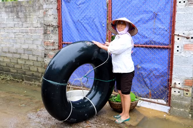 Mỗi chiếc săm được bơm căng sau đó có thể đặt lên đó một tấm phản hay một chiếc chậu nhôm và như vậy là có một phương tiện di chuyển hữu dụng trong những ngày này.