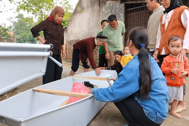 Cũng do tình hình nước ngập khiến nhu cầu về những chiếc thuyền nhỏ tăng đột biến nên đã có nhiều cơ sở sản xuất thuyền nhôm mang sản phẩm tới tận Chương Mỹ để chào hàng. Trong ảnh là một chiếc thuyền nhôm đang được chào bán cho người dân vùng nước lụt.