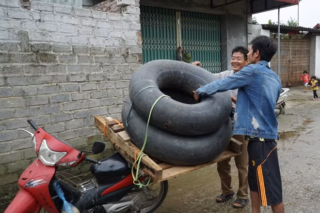 Mỗi chiếc săm được bơm căng sau đó có thể đặt lên đó một tấm phản hay một chiếc chậu nhôm và như vậy là có một phương tiện di chuyển hữu dụng trong những ngày này.
