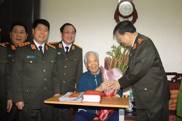 Bộ trưởng Tô Lâm và các đồng chí trong Đảng ủy CATƯ, lãnh đạo Bộ Công an gửi lời chúc tốt đẹp nhất đến nguyên Tổng Bí thư Đỗ Mười