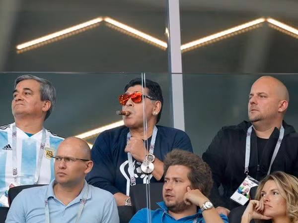 Những người ngồi cạnh Maradona tại sân Spartak có thể vì mải theo dõi bóng mà không cảm thấy khó chịu vì mùi khói thuốc. Ảnh: AP.