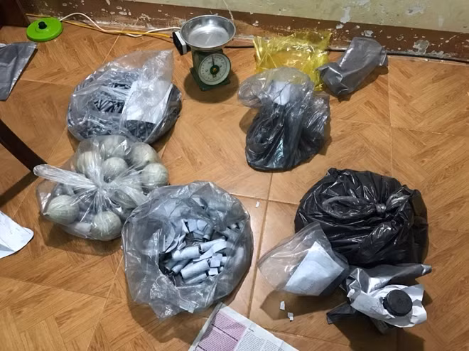 Tang vật pháo thành phẩm và vật liệu để chế tạo pháo được Công an huyện Krông Pắk thu giữ.