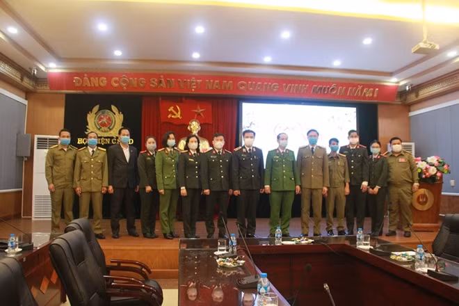Thiếu tướng Đỗ Anh Tuấn chụp ảnh lưu niệm với đại diện sinh viên quốc tế tại Học viện Cảnh sát nhân dân.