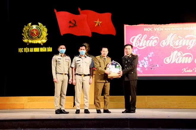 Thiếu tướng Đỗ Anh Tuấn đã trao quà tết cho đại diện sinh viên quốc tế, lưu học viên quốc tế các nước: Lào, Campuchia... , tại Học viện An ninh nhân dân.