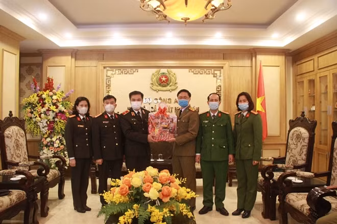 Đại diện sinh viên quốc tế tặng quà chúc mừng lãnh đạo Cục đào tạo.