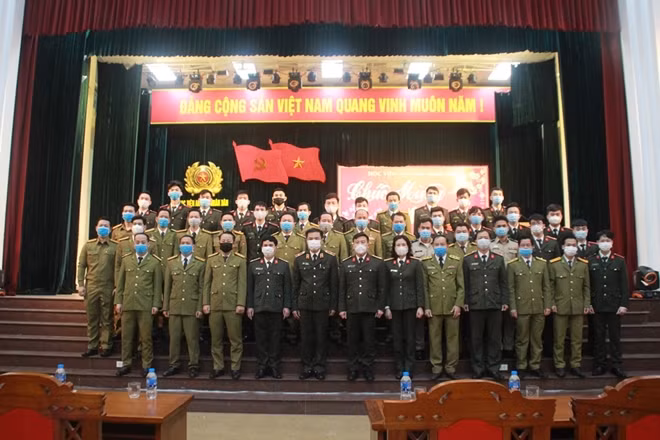 Thiếu tướng Đỗ Anh Tuấn chụp ảnh lưu niệm với đại diện sinh viên quốc tế, lưu học viên quốc tế các nước: Lào, Campuchia... , tại Học viện An ninh nhân dân.