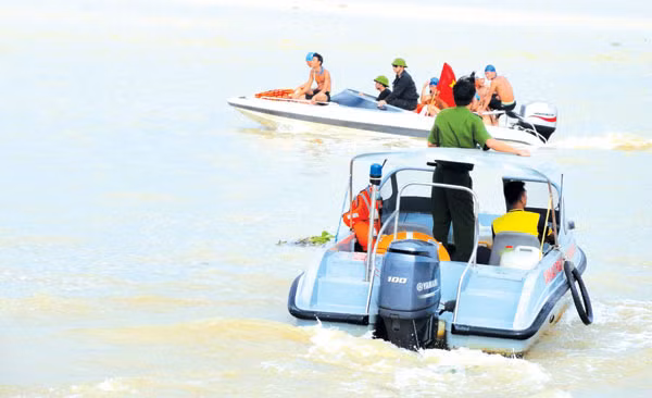 Lực lượng Cảnh sát cơ động phía Nam tham gia diễn tập phòng chống lụt bão, cứu người bị nạn trên sông Đồng Nai.