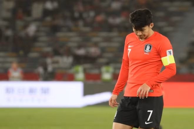 Son Heung-min buồn bã rời Asian Cup.