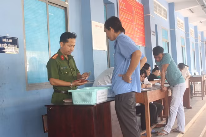 Công an TP Hồ Chí Minh tiếp dân giải quyết các thủ tục hành chính.