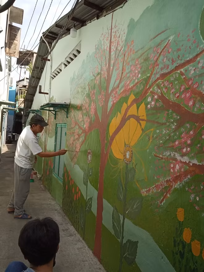 Ông Nguyễn Văn Minh đang làm đẹp cho một con phố.