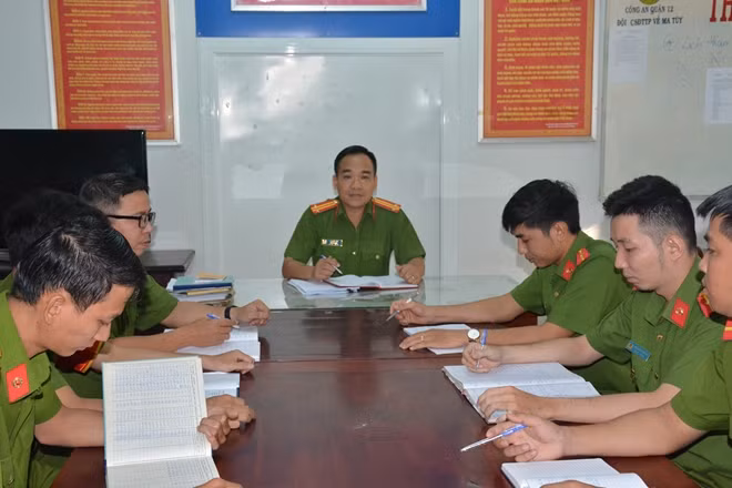 Đội Cảnh sát ĐTTP về ma túy, Công an quận 12 bàn kế hoạch phá án.