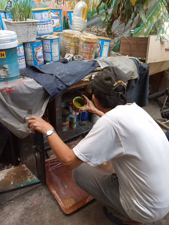 Ông Minh và gia tài của mình.