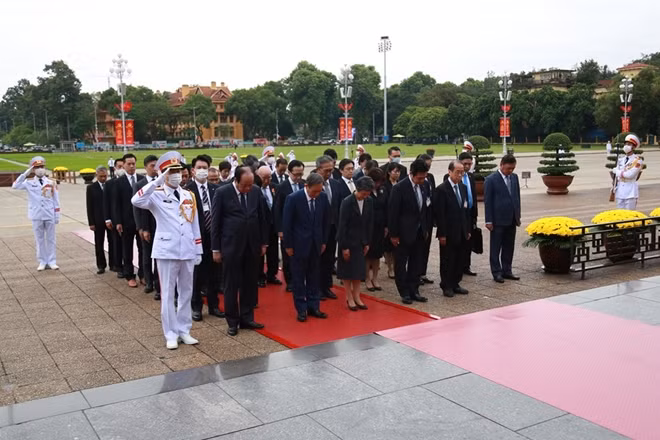 Trước đó, Thủ tướng Suga Yoshihide đã tới chào xã giao Tổng Bí thư, Chủ tịch nước Nguyễn Phú Trọng; thăm Nhà sàn Chủ tịch Hồ Chí Minh, đặt vòng hoa tại Đài tưởng niệm các anh hùng liệt sĩ. ..