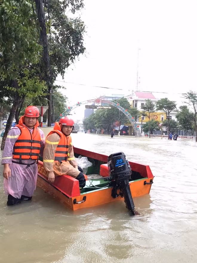 Chiến sĩ Công an Nghệ An được huy động giúp đỡ người dân Hà Tĩnh.