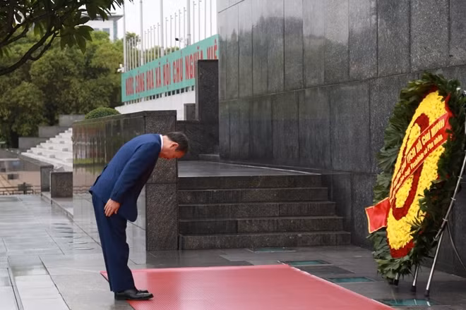 Thủ tướng Nhật Bản Suga Yoshihide đặt vòng hoa viếng Chủ tịch Hồ Chí Minh.