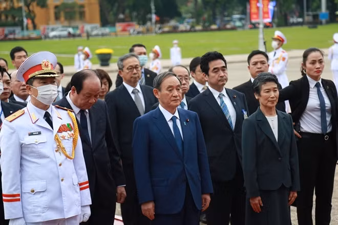 Sau lễ đón, hai Thủ tướng đã tiến hành hội đàm và ký kết một loạt văn kiện hợp tác trong nhiều lĩnh vực.