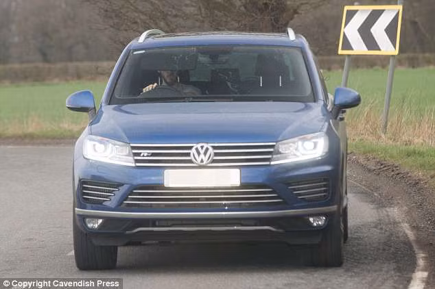 De Gea bình dị với chiếc Volkswagen. Ảnh: DM