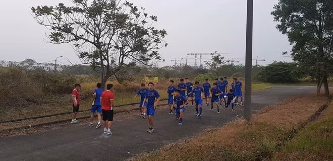 Đội tuyển Việt Nam phải tập trên sân bê tông. Ảnh: thethaovanhoa.