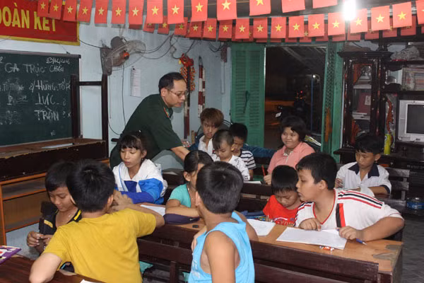 Lớp học đặc biệt của bộ đội biên phòng ở phường Tân Thuận Đông, quận 7, TP Hồ Chí Minh . Lớp học đặc biệt của bộ đội biên phòng ở phường Tân Thuận Đông, quận 7, TP Hồ Chí Minh .