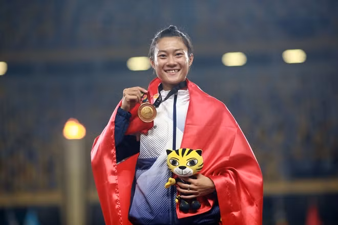 Nữ hoàng tốc độ Lê Tú Chinh đoạt tới 3 HCV trong lần đầu dự SEA Games.