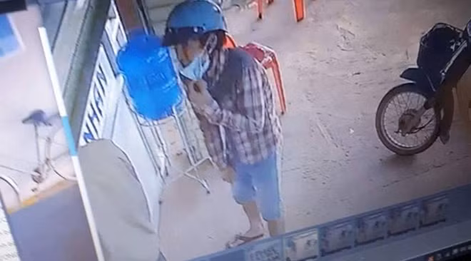 Camera ghi lại hình ảnh nghi can Đức bước vào tiệm thuốc tây rồi sau đó gây án.