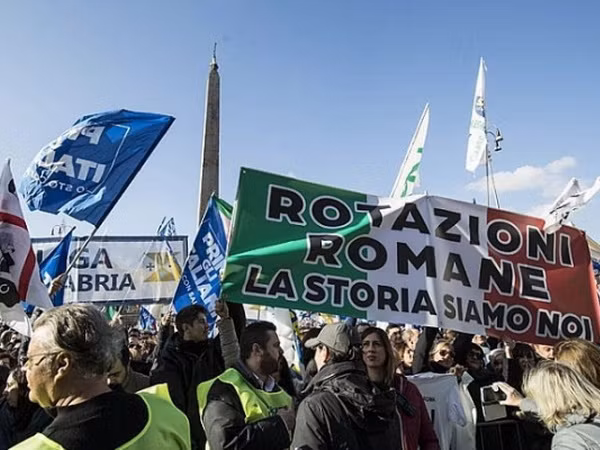 Khá đông người tham gia biểu tình tại Italy. Khá đông người tham gia biểu tình tại Italy.