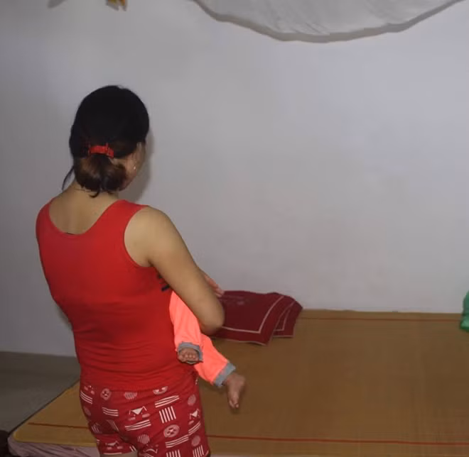 Chị Hồng vẫn còn hoảng sợ khi kể lại chuyện với chúng tôi.