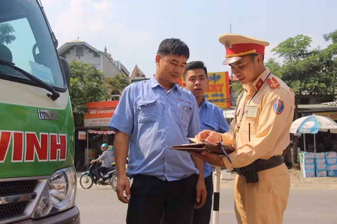 Thượng úy Nguyễn Văn Tiến kiểm tra việc chấp hành Luật giao thông của lái xe chạy tuyến Hòa Bình - Mỹ Đình.