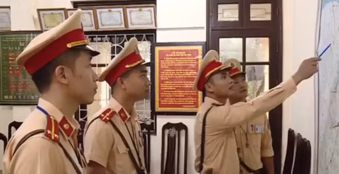 Thượng úy Nguyễn Văn Tiến và đồng đội triển khai kế hoạch đảm bảo trật tự an toàn giao thông trên địa bàn.
