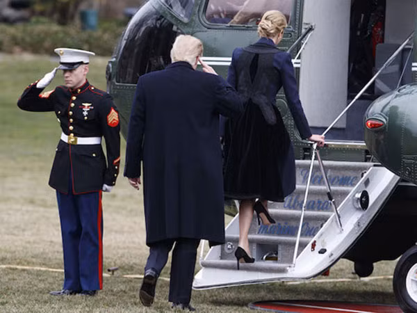 Tổng thống Donald Trump lên trực thăng tới thăm gia đình đặc nhiệm Mỹ thiệt mạng trong cuộc đột kích.