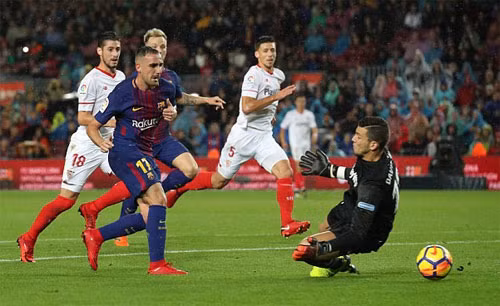 Pha ghi bàn của Alcacer. Ảnh: Reuters.