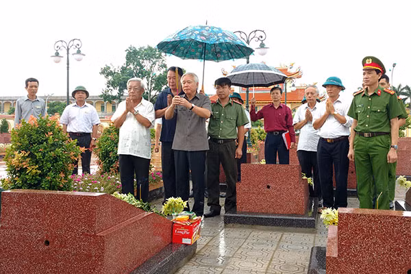 Các cán bộ Công an hưu trí tỉnh Nam Định thắp hương viếng mộ liệt sĩ CAND nhân ngày 27-7.