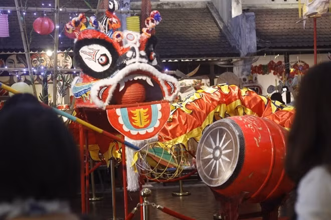 Một bộ múa lân truyền thống được trưng bày tại vị trí trang trọng.