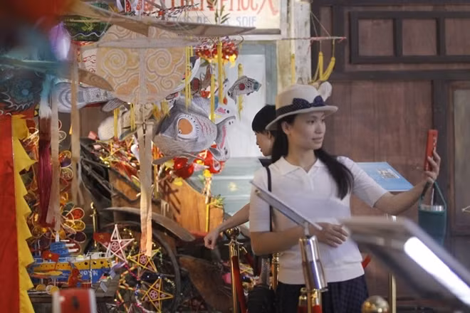 Với nhiều người, tuổi thơ như bỗng ùa về khi tận mắt chứng kiến những đồ chơi dân gian truyền thống này.