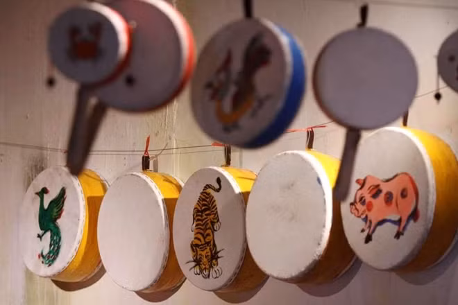 Những chiếc trống hội đủ kích thước, màu sắc, đa dạng hoa văn được trưng bày, sắp đặt, gợi nhớ không gian hội hè, lễ, Tết rất quen thuộc ở làng quê Việt Nam.