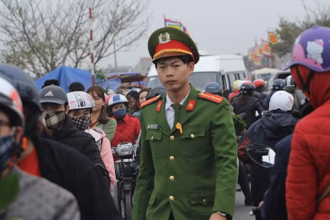 Càng về cuối giờ chiều, lượng người và phương tiện càng tăng lên chóng mặt khiến việc đảm bảo giao thông thêm khó khăn.