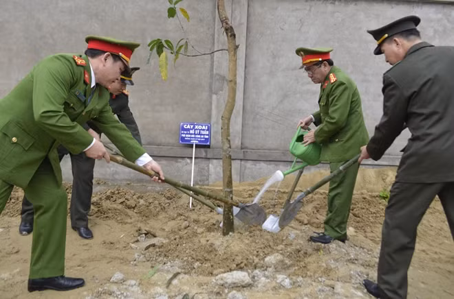 Lãnh đạo Công an tỉnh và CBCS trồng cây đầu năm.