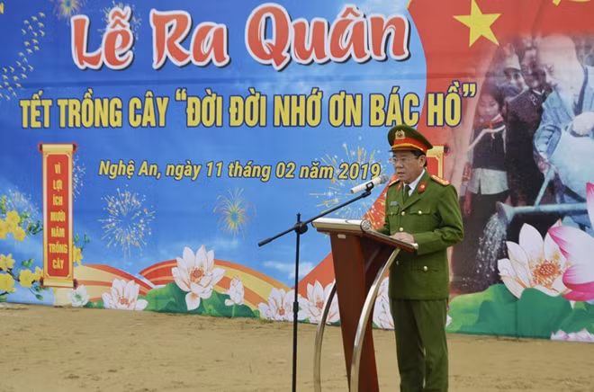 Đại tá Hồ Sỹ Tuấn – PGĐ Công an tỉnh Nghệ An phát động Tết trồng cây nhân dịp năm mới.