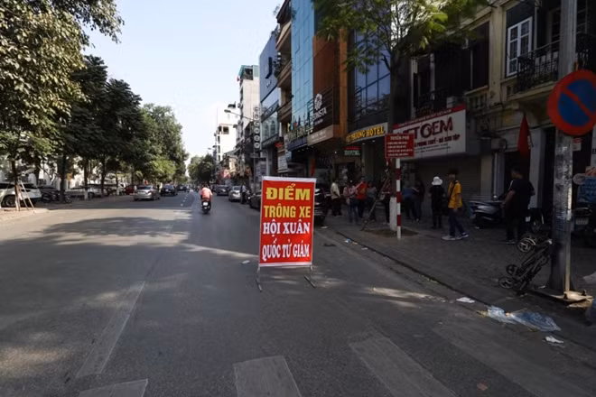 Bãi đỗ xe tự phát trên đường Nguyễn Thái Học cho du khách vào Văn Miếu.