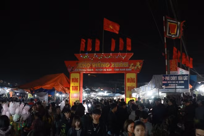 Cao điểm của chợ Viềng là vào nửa đêm ngày mồng 7 và rạng sáng ngày mồng 8 tháng Giêng âm lịch...