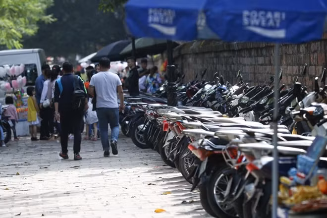 Một bãi đỗ xe ở Văn Miếu.